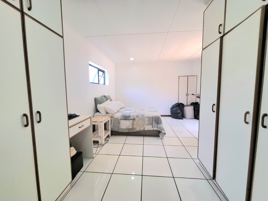 6 Bedroom Property for Sale in Gonubie Eastern Cape